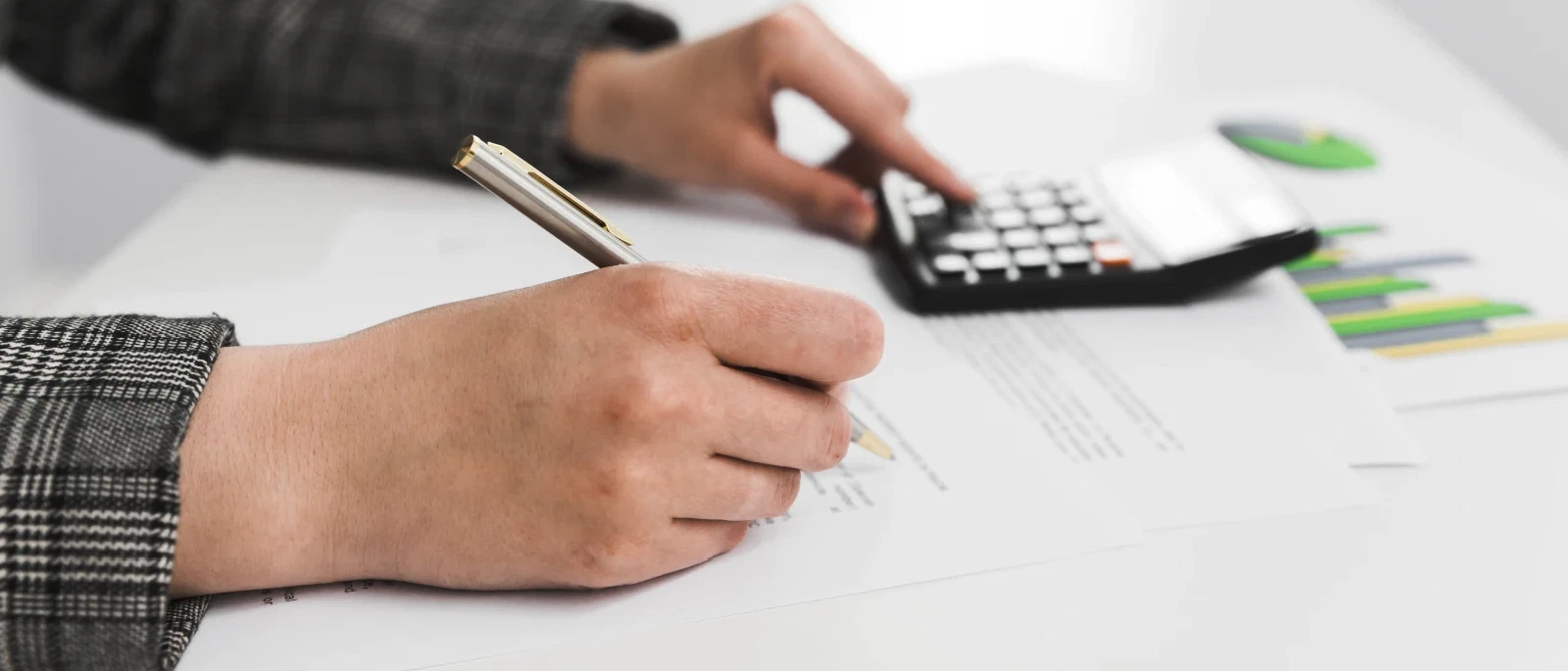 Tafel met papierwerk