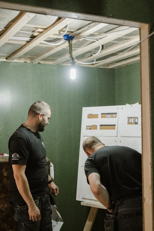 Onze timmermannen aan het werk in de fabriek