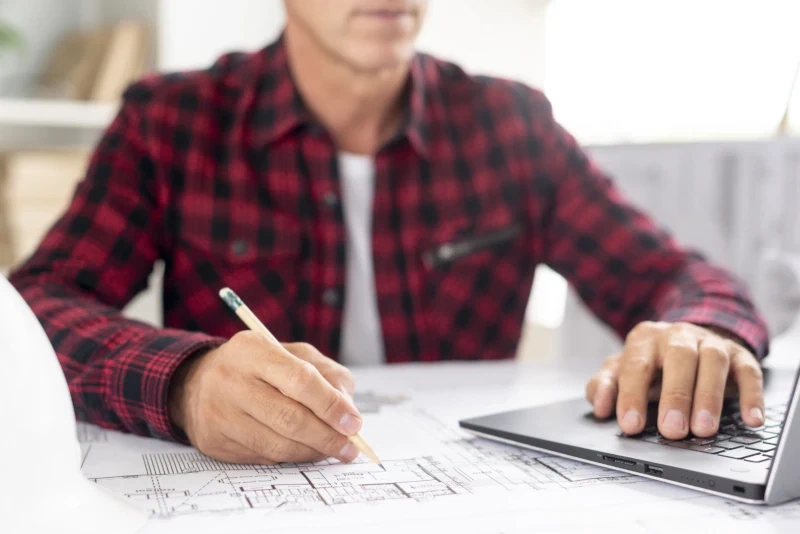 Man tekent een ontwerp